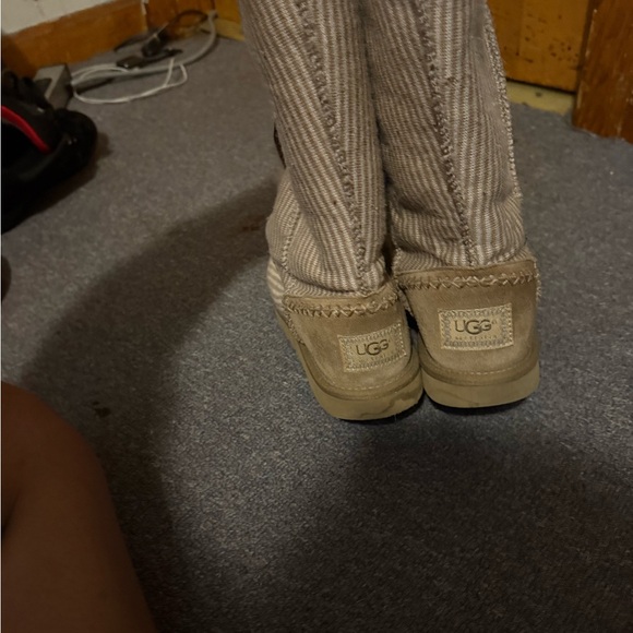 UGG Kids Tan Slippers - Picture 2 of 3